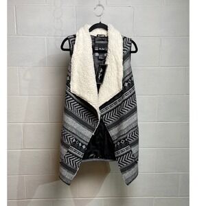 Me Jane Black and Gray Aztec‎ Vest with Fluffy Collar Size Large Pockets NWT